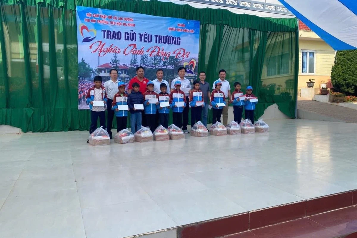 Trao quà cho học sinh tiểu học vùng cao