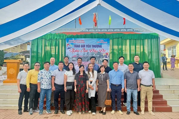 Đoàn thiện nguyện tại điểm trường Lạc Dương