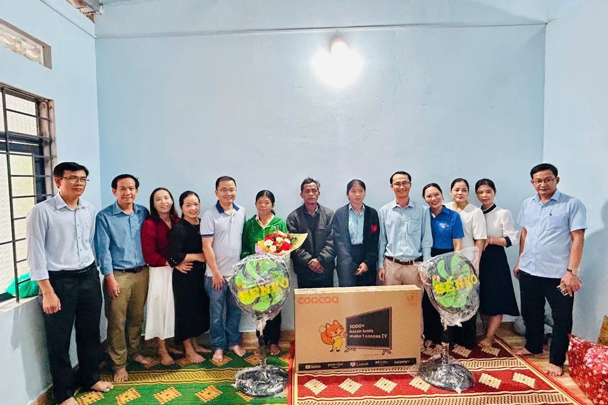 Bàn giao căn nhà mới cho gia đình học sinh