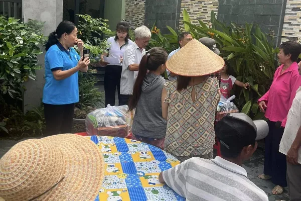 Quà cuối năm cho các hộ gia đình khó khăn