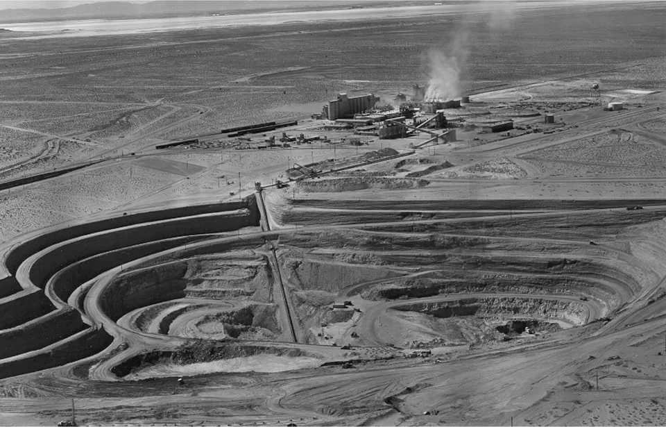 Ảnh trắng đen mỏ lộ thiên Boron chụp từ trên cao thập niên 1970