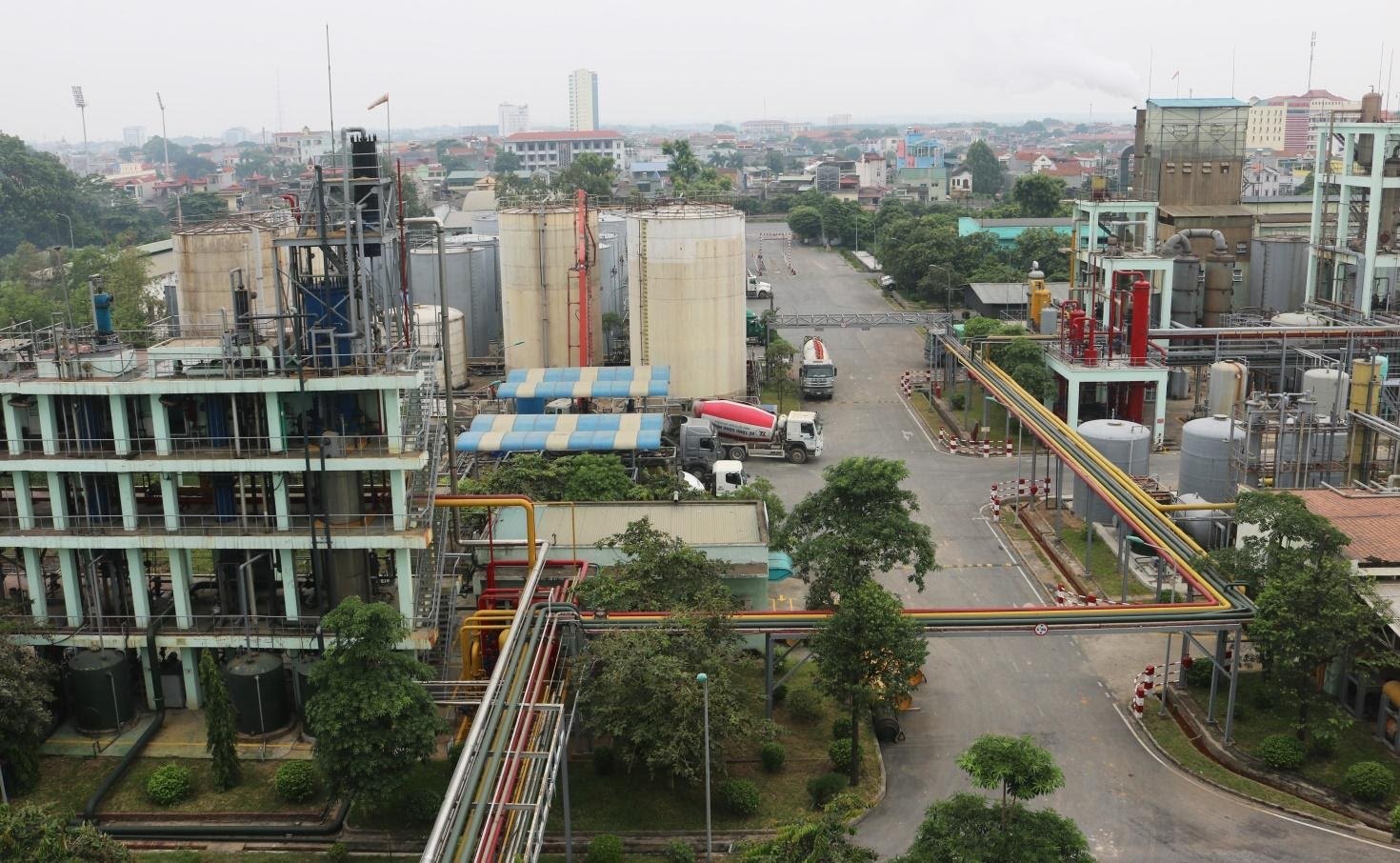 Dây chuyền sản xuất của Hóa chất Việt Trì với tháp công nghệ, đường ống và bồn chứa trong khuôn viên nhà máy