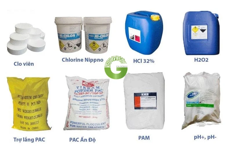 Hình ảnh này liệt kê các loại hóa chất xử lý nước phổ biến như clo viên, Chlorine Nippon, HCl 32%, H2O2, PAC, PAM, và các chất điều chỉnh độ pH. Đây là những hóa chất cần thiết trong quá trình xử lý nước thải công nghiệp và nước sinh hoạt để đảm bảo an toàn môi trường và tuân thủ các tiêu chuẩn về xả thải.
