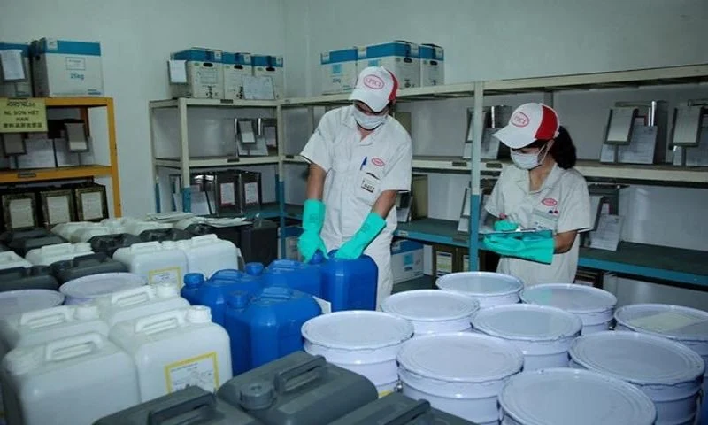 Phải mang đồ bảo hộ khi làm việc với hóa chất Chlorine