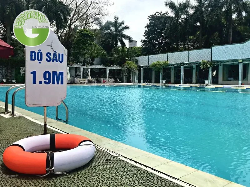 Khử trùng nước hồ bơi